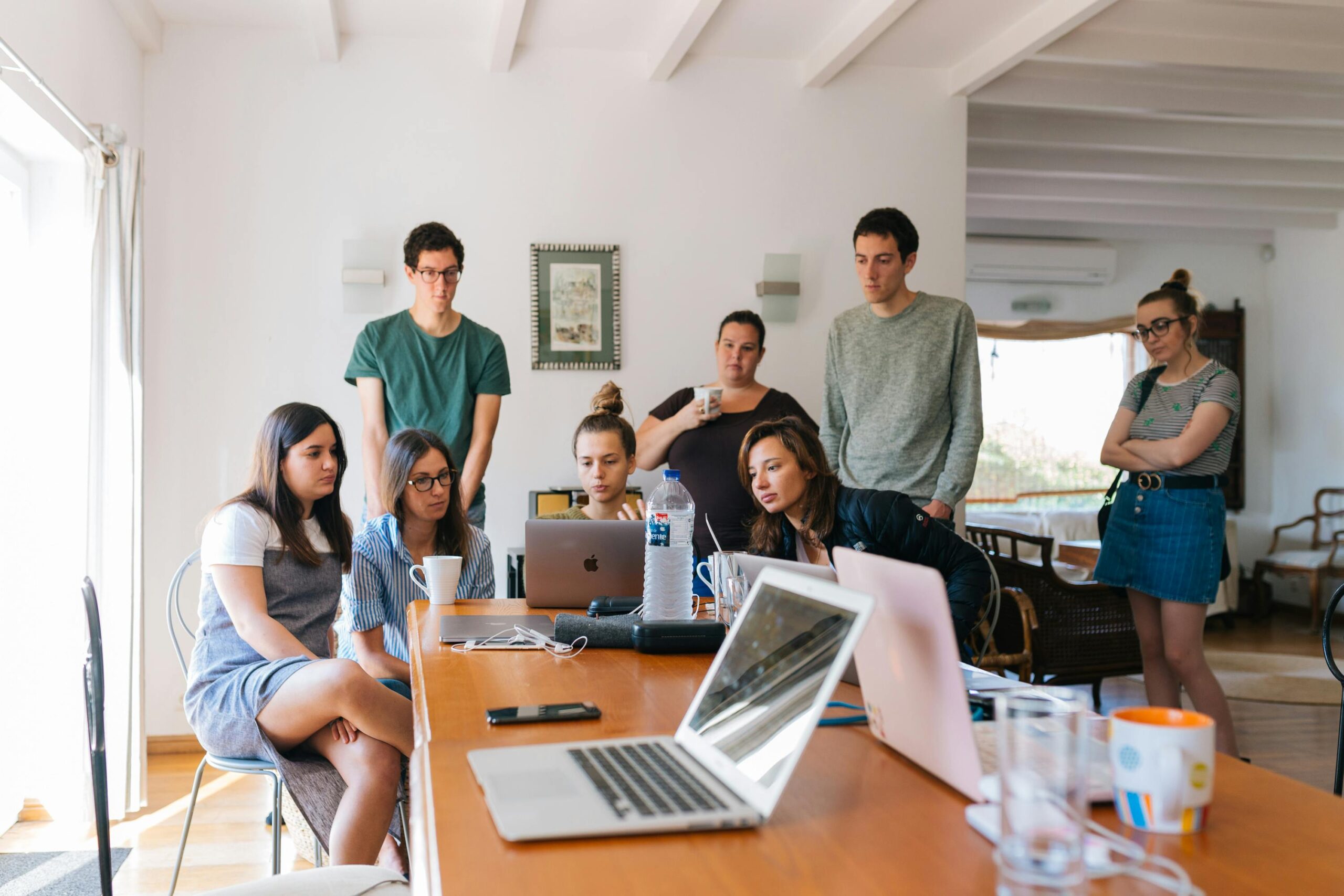 Personas trabajando en tecnología moderna